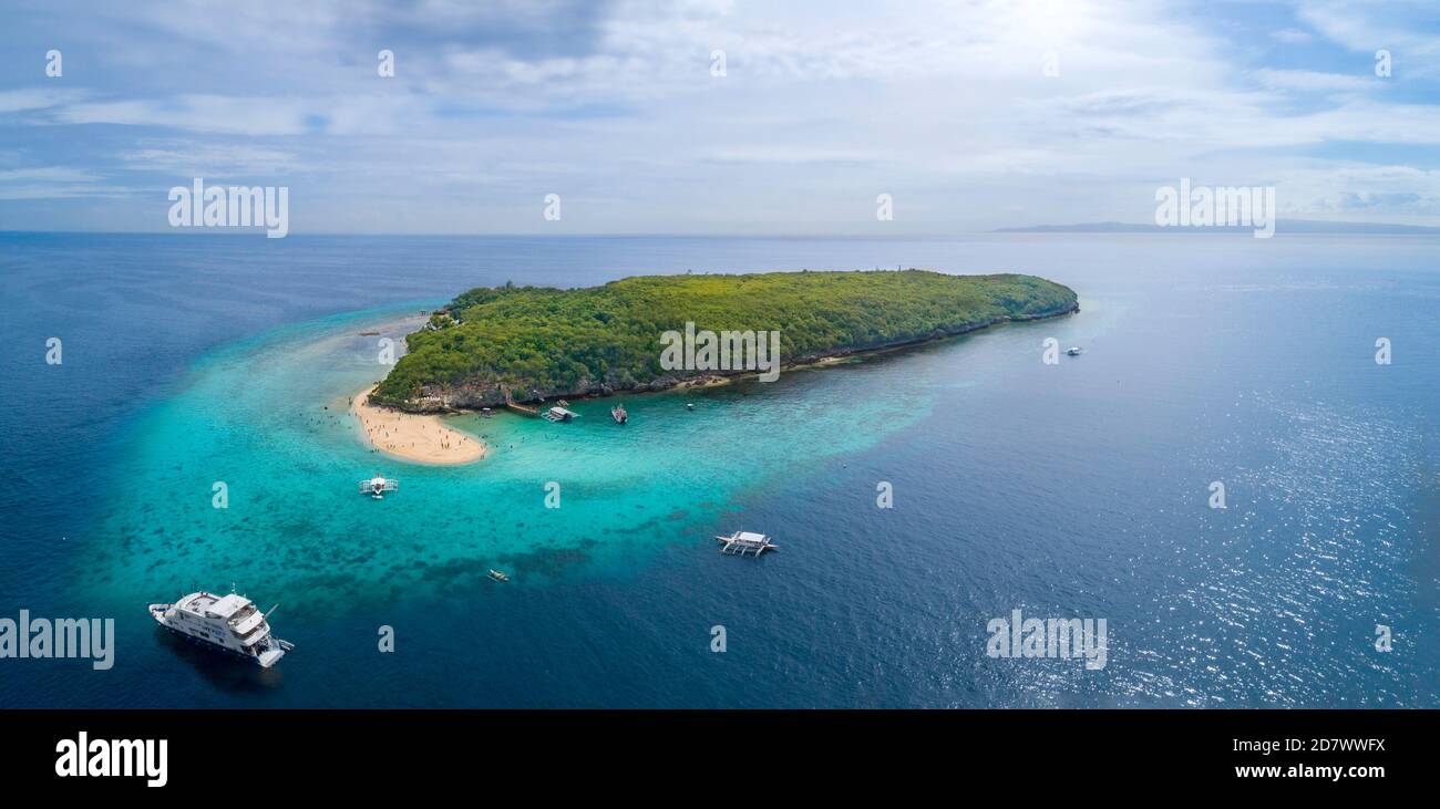 Eine Luftaufnahme der Sandbank und des Riffs vor der Ecke der Sumiilon Island, einer winzigen Insel der Küste von Bancogon, Oslob, Cebu, Philippinen. Die Live-A Stockfoto