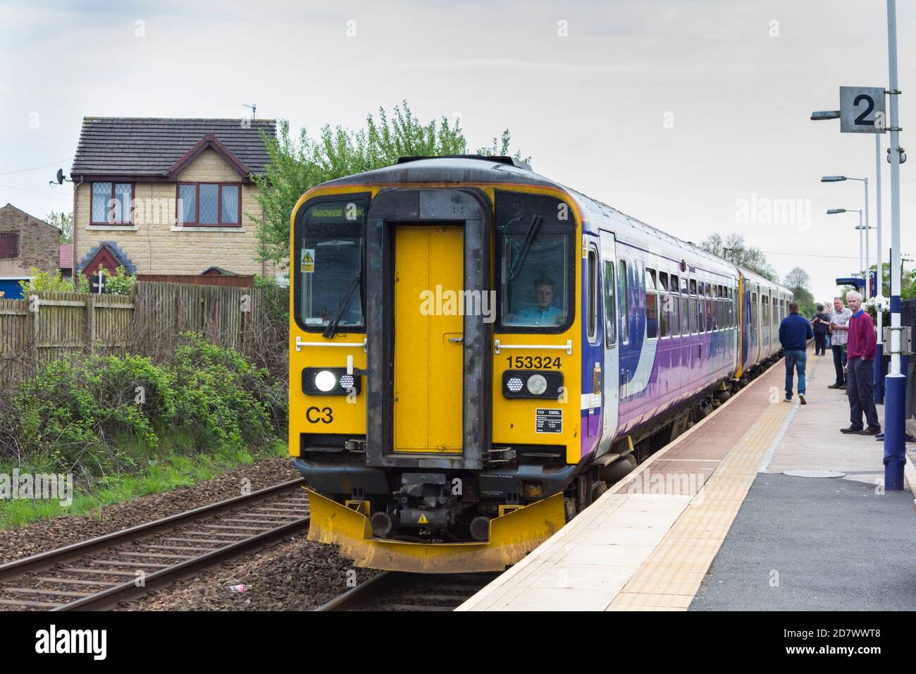 Klasse 153 Einzelwagen Sprinter Triebwagen Personenzug, gekoppelt an einen zweiwagen Klasse 150 Sprinter DUM, bilden einen dreiwagen Zug, Halt in Langho. Stockfoto