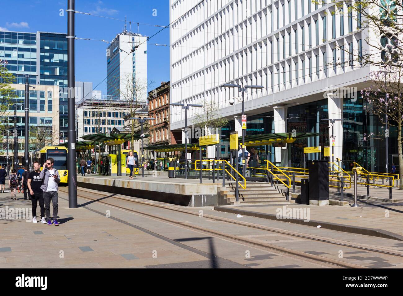 Metrolink St. Peters Square Station in Manchester. Die S-Bahn-Haltestelle im Stadtzentrum wurde 1992 eröffnet, 2015-16 umgesiedelt und als vier Bahnsteigegleis aufgewertet. Stockfoto