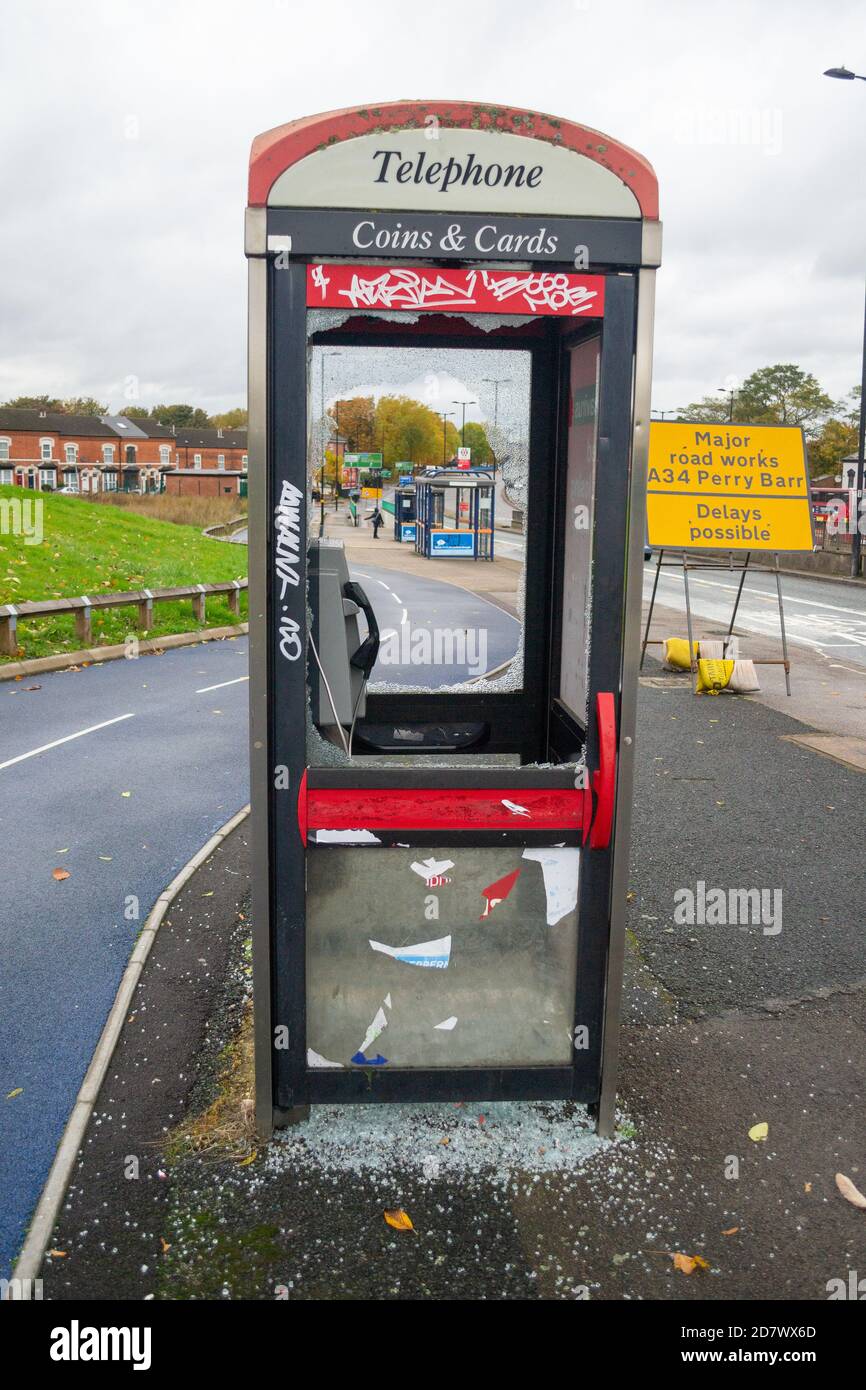 Zertrümmerte, zerstörte britische Telefonbox mit zerbrochenem Glas Stockfoto