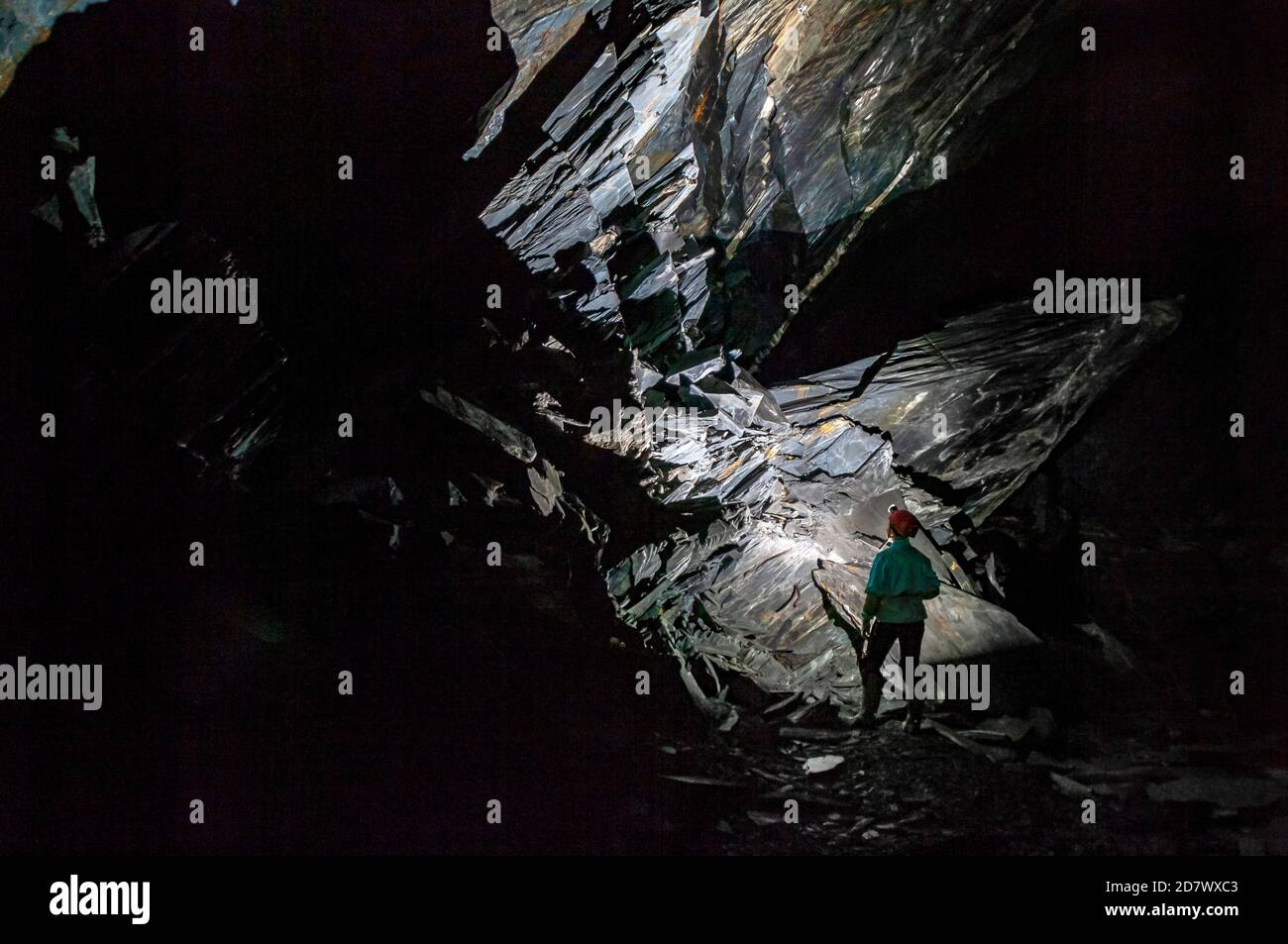 Riesige schräge Platte aus Schiefer, von der Wand gefallen, in Cwmorthin Schiefer Mine, Nord-Wales Stockfoto