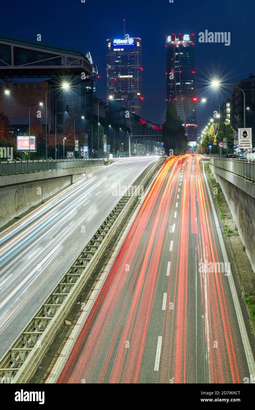 Viel Verkehr bei Nacht in der Nähe des Stadtviertels, Langzeitbelichtung Stockfoto