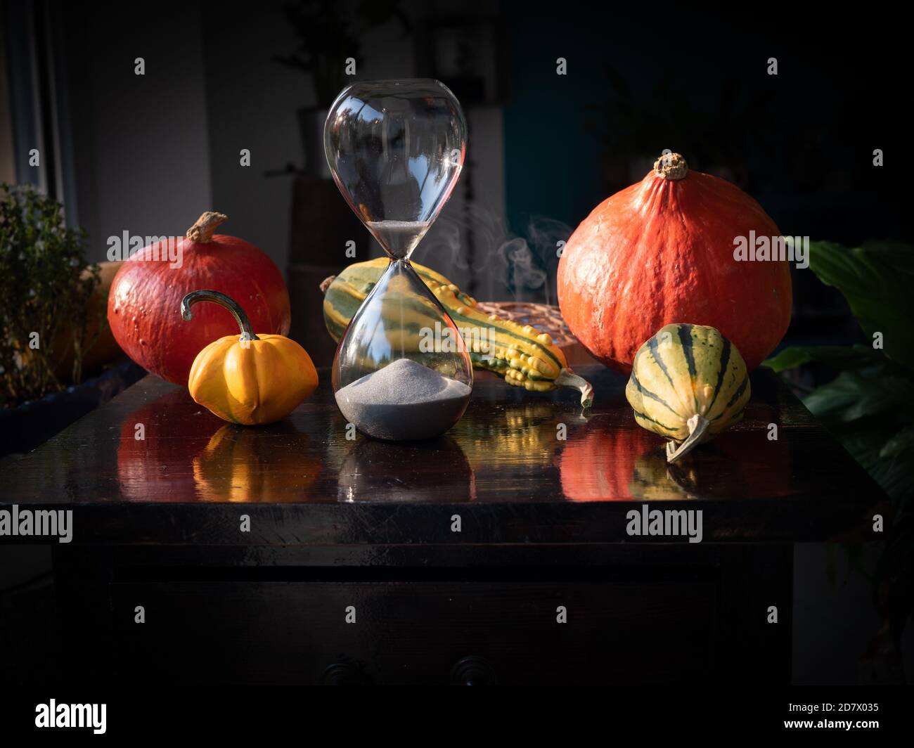 Halloween Zeit Countdown moderne Sanduhr vor einem verschwommenen Hintergrund aus Das Fenster 