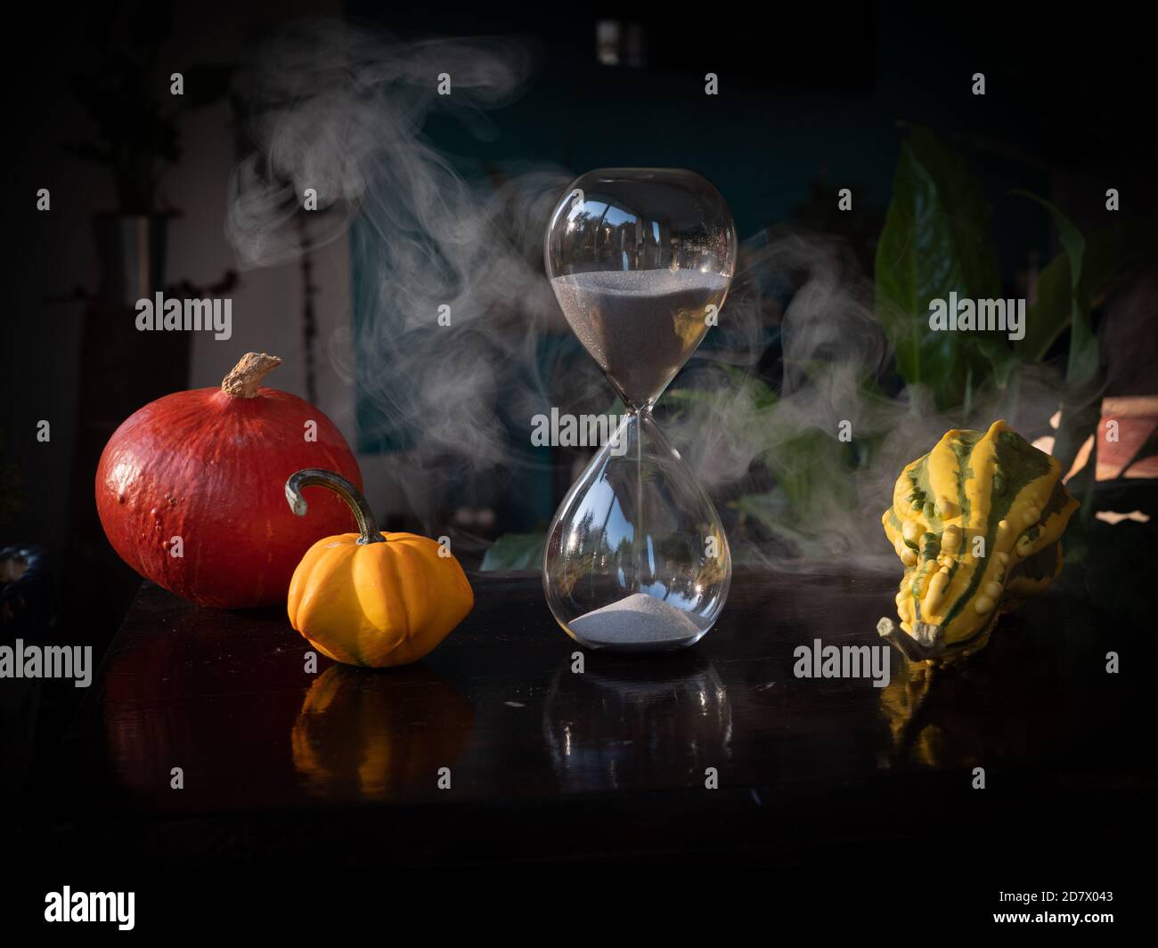 Halloween Zeit Countdown Moderne Sanduhr vor einem verschwommenen Hintergrund aus dem Fenster 