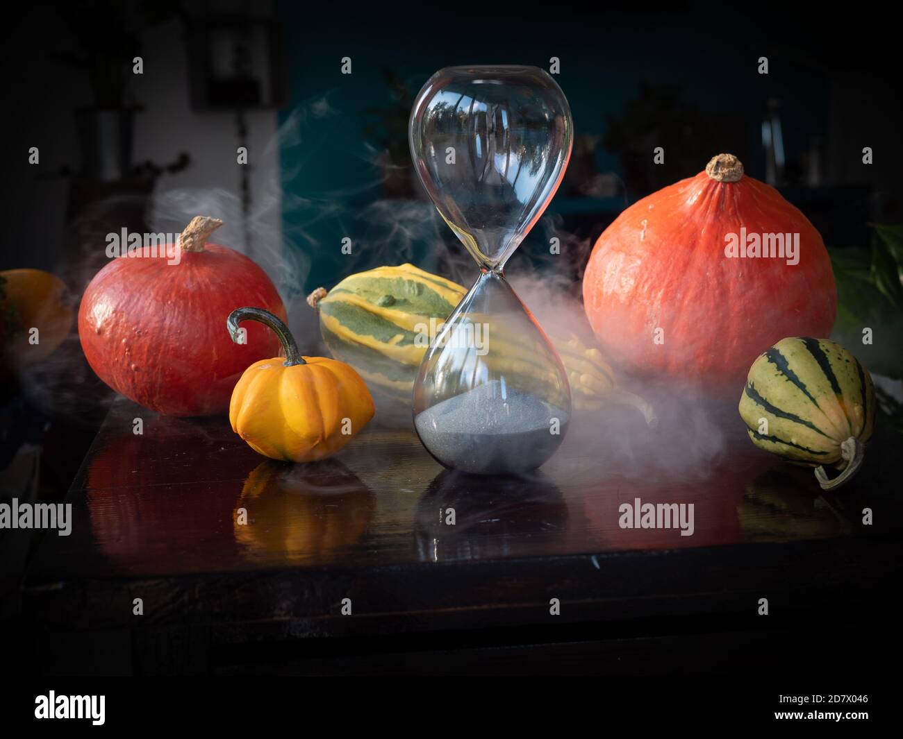 Halloween Zeit Countdown Moderne Sanduhr vor einem verschwommenen Hintergrund aus dem Fenster 