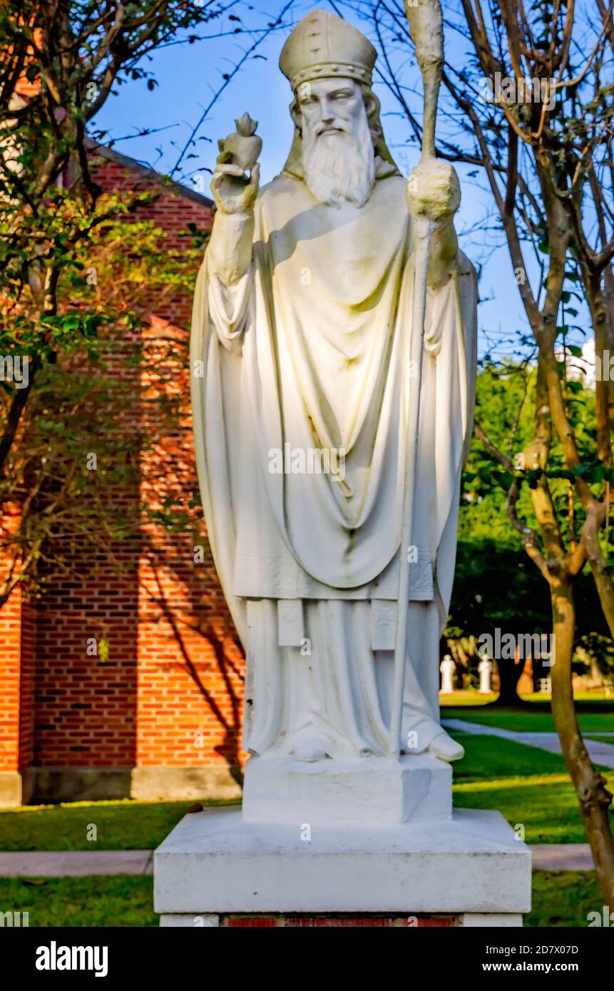 Eine Statue des heiligen Augustinus von Hippo steht vor der St. Augustine’s Seminary Church, 24. Oktober 2020, in Bay Saint Louis, Mississippi. Stockfoto