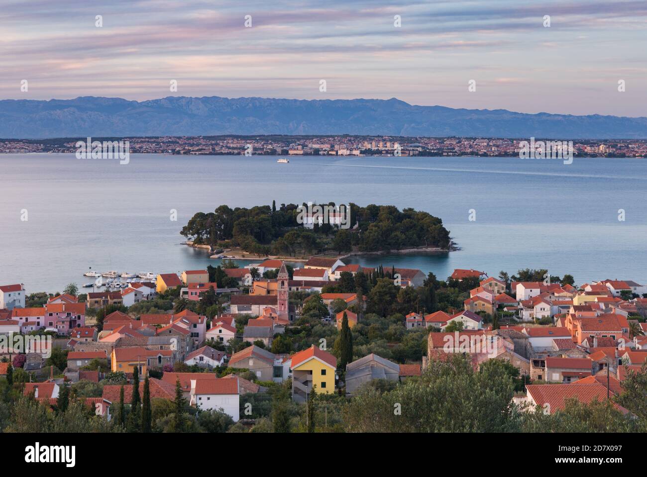 Panoramablick auf den Ort Preko und Stadt Zadar von Insel Ugljan, Kroatien Stockfoto