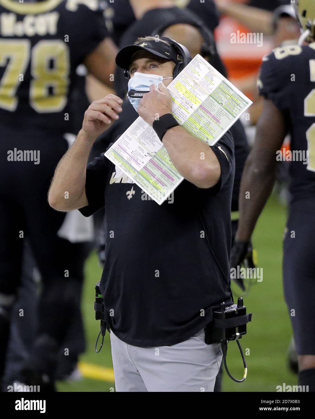 New Orleans, Usa. Oktober 2020. New Orleans Saints Cheftrainer Sean Payton schaut während des Spiels mit den Carolina Panthers im Louisiana Superdome in New Orleans am Montag, den 25. Oktober 2020, auf den Jumbotron. Foto von AJ Sisco/UPI. Kredit: UPI/Alamy Live Nachrichten Stockfoto