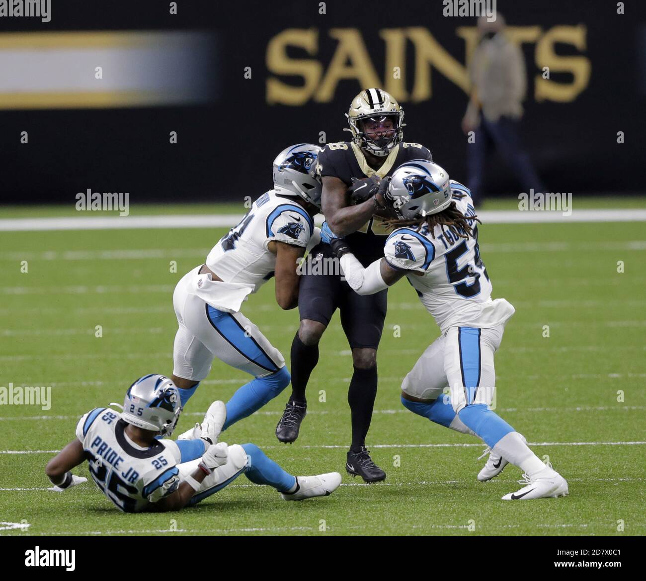 New Orleans, Usa. Oktober 2020. New Orleans Saints läuft zurück Latavius Murray (28) wird am Montag, den 25. Oktober 2020, von Carolina Panthers Verteidigern im Louisiana Superdome in New Orleans angegangen. Foto von AJ Sisco/UPI. Kredit: UPI/Alamy Live Nachrichten Stockfoto