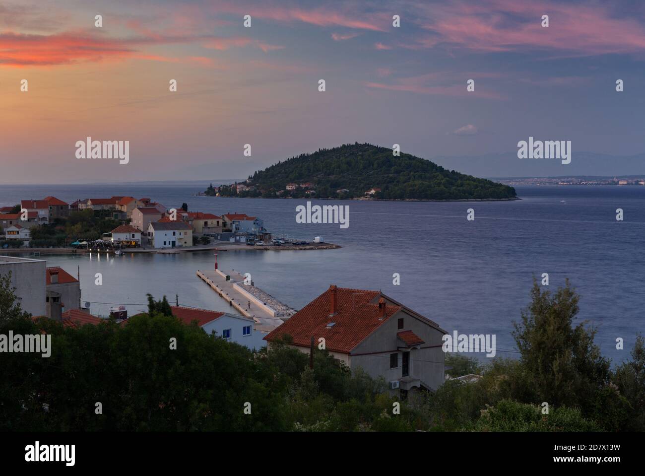 Panorama des berühmten Fischerdorfes Kali auf der Insel Ugljan, Dalmatien, Kroatien Stockfoto