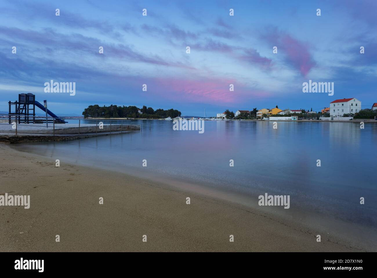 Beliebte Strand Jaz im Ort Preko bei Sonnenuntergang, Insel Ugljan, Dalmatien, Kroatien Stockfoto