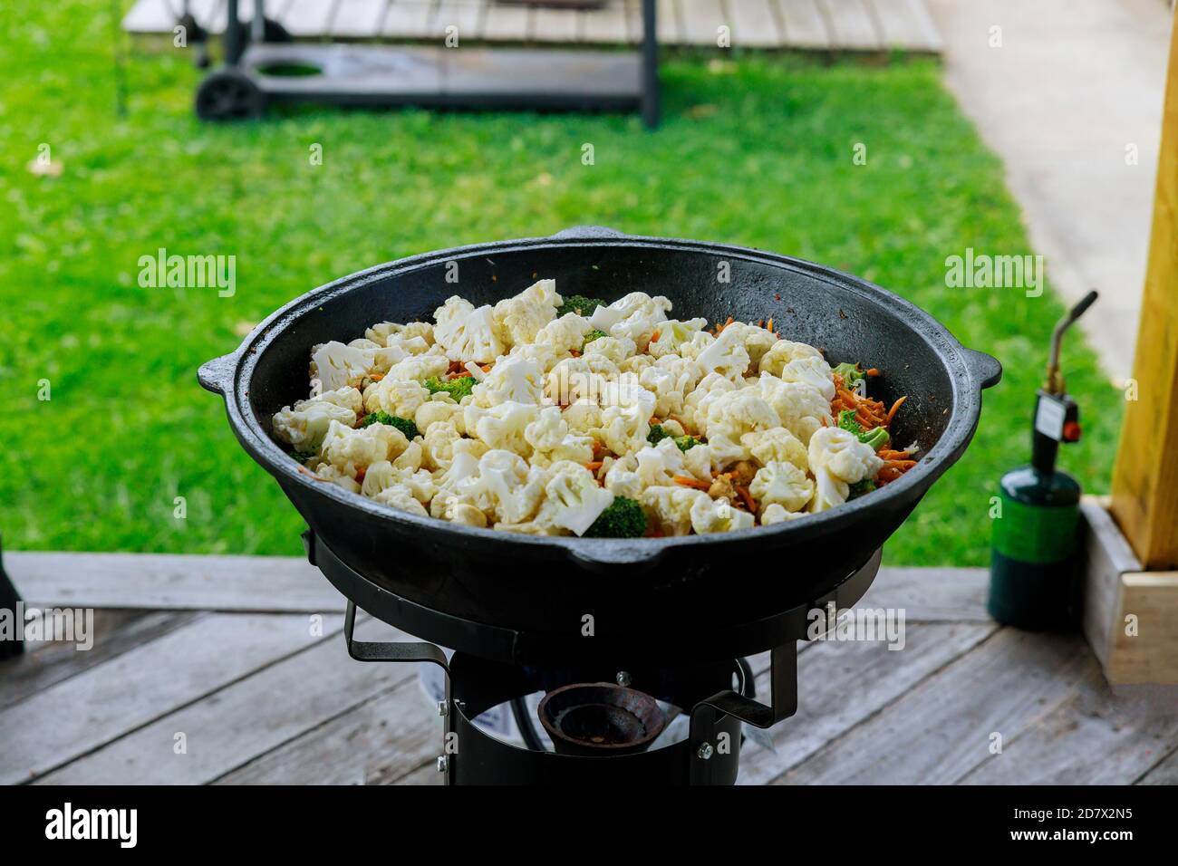 Köstliche gesunde Gemüse Kochen in Kessel auf Feuer im Freien. Stockfoto