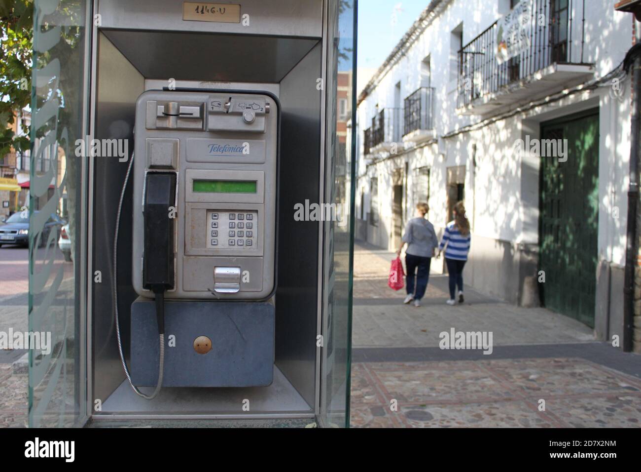 Öffentliche Telefonkonferenz in Oropesa (Toledo, Spanien). / ANA BORNAY Stockfoto