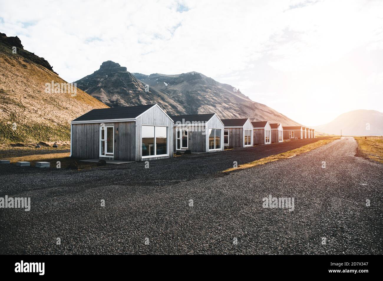 Island modernes Ferienhaus für Touristen mit schönen Berghintergrund Stockfoto