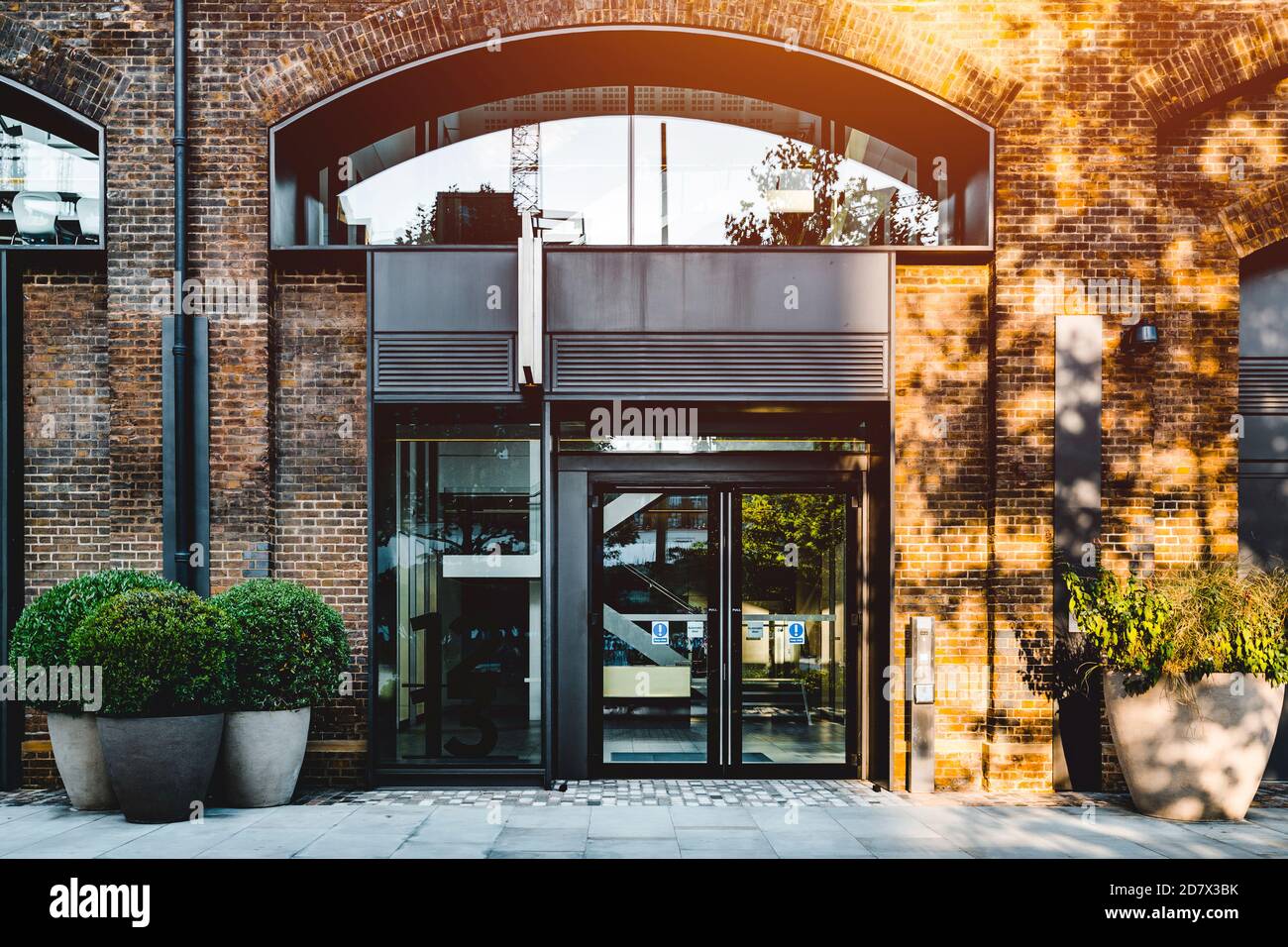 Leere Ladenfront oder Marketing Suite in Kingcross London, Granary Square Coal Drops Yard Stockfoto