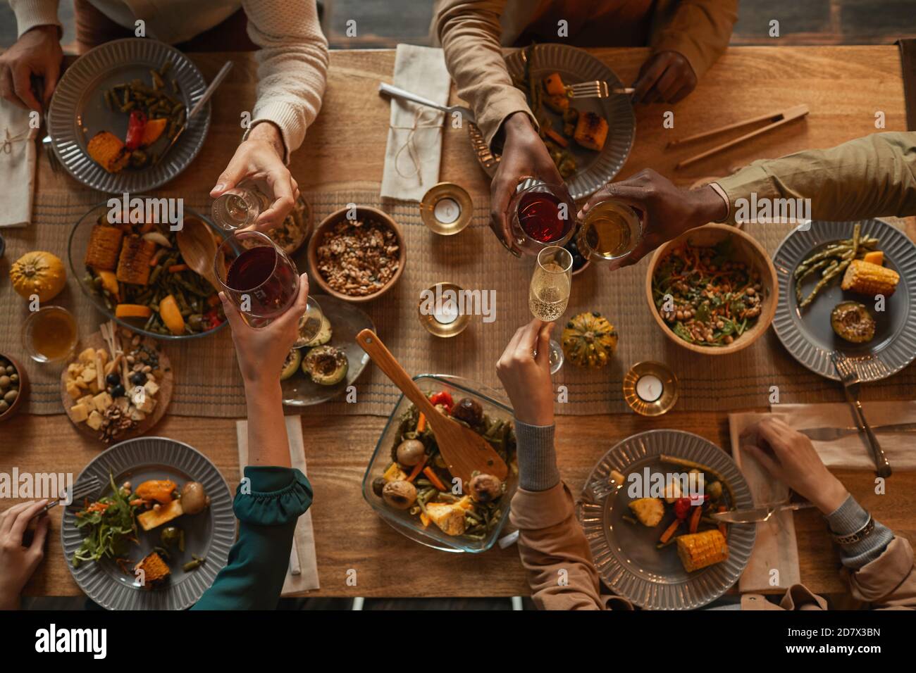 Oben Ansicht Hintergrund der multi-ethnischen Gruppe von Menschen genießen Fest Beim Abendessen Party mit Freunden und Familie Stockfoto