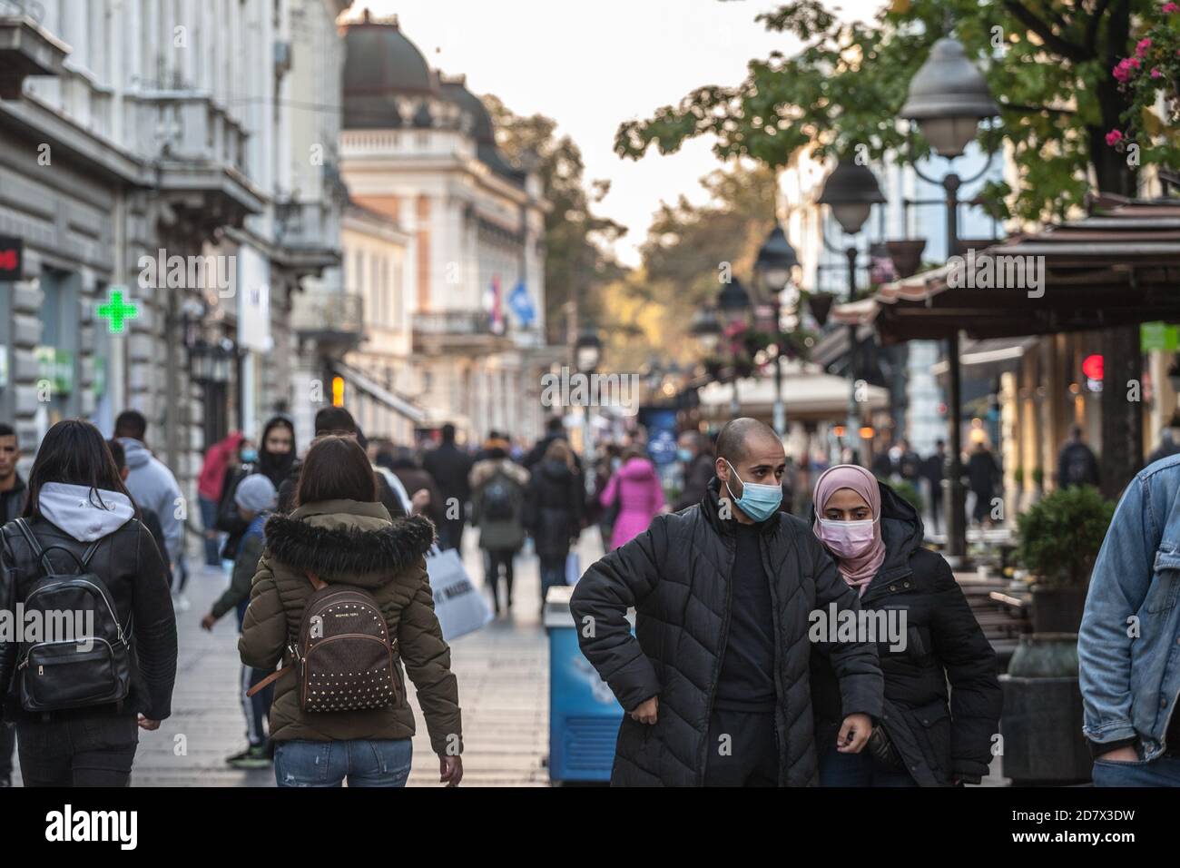 BELGRAD, SERBIEN - 10. OKTOBER 2020: Ehepaar, arabisch, nahöstlich, mit einer Frau mit einem islamischen Schal Schleier, die in einer Belgrader Straße im Gesicht herumläuft Stockfoto