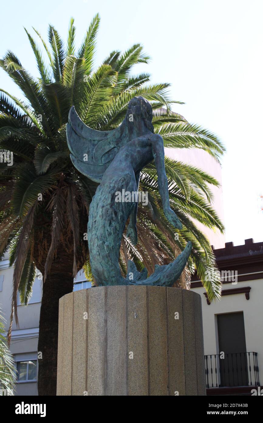 Skulptur der Meerjungfrau, Symbol der Stadt Villanueva de la Serena (Extremadura, Spanien), die über dem Constitution Park führt. / ANA BORNAY Stockfoto
