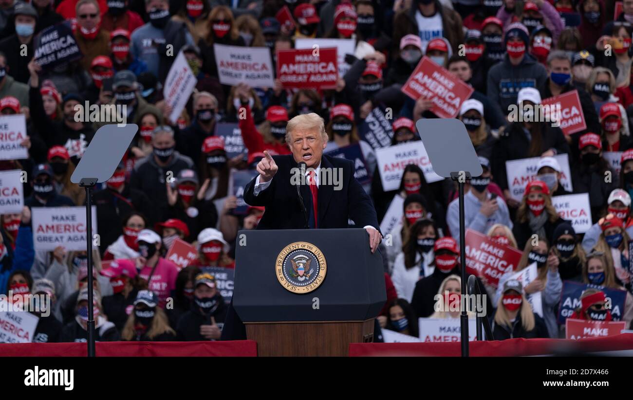 Londonderry, New Hampshire, USA. 25. Oktober 2020, Pro Star Aviation, Londonderry, New Hampshire USA: Präsident Donald Trump setzt sich bei Pro Star Aviation in Londonderry, N.H., durch Quelle: Keiko Hiromi/AFLO/Alamy Live News Stockfoto