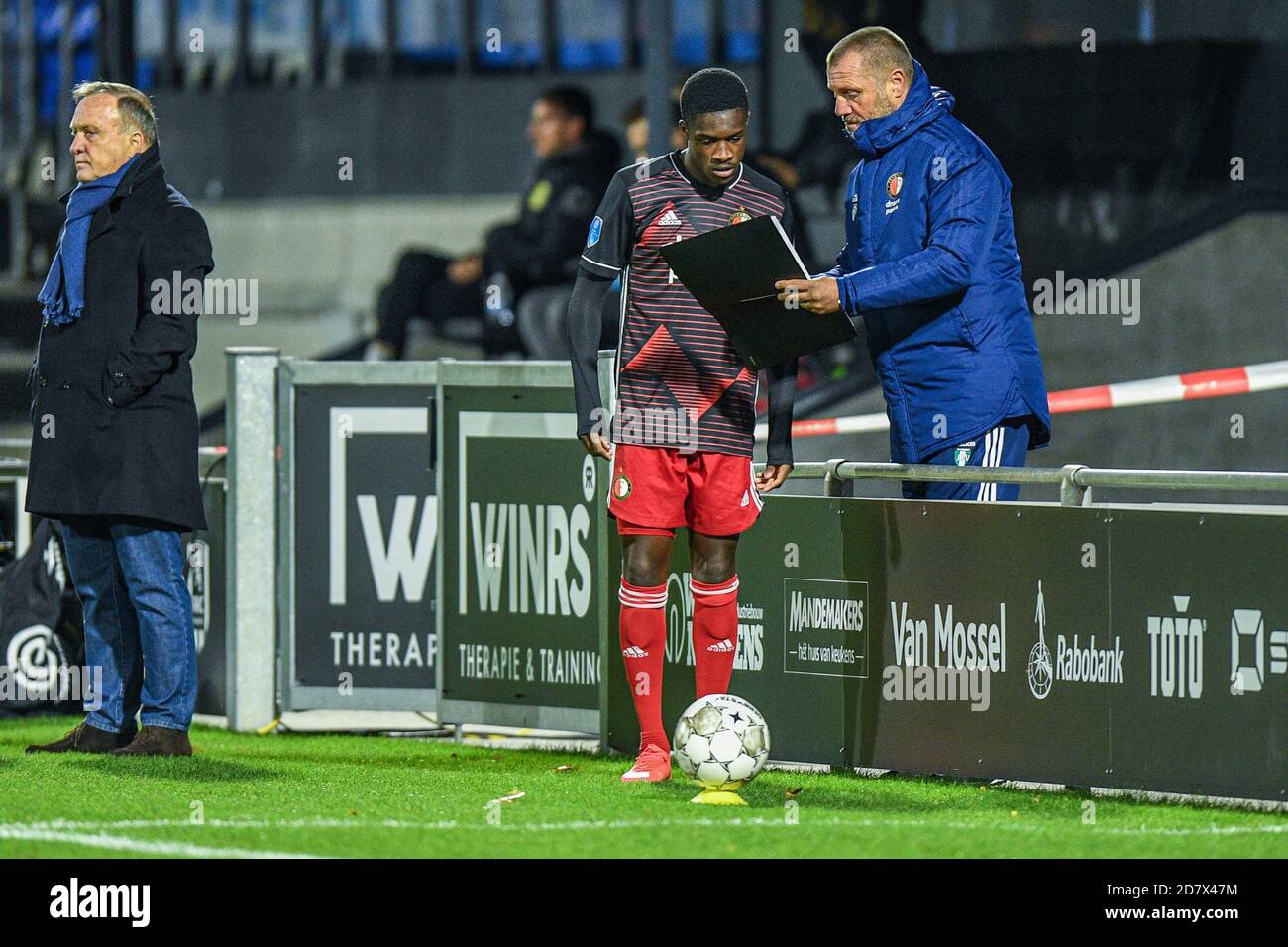 WAALWIJK, NIEDERLANDE - 25. OKTOBER: Christian Conteh von Feyenoord, John de Wolf von Feyenoord während des niederländischen Eredivisie-Spiels zwischen RKC Waalwijk und Feyenoord am 25. Oktober 2020 in Waalwijk, Niederlande (Foto: Yannick Verhoeven/Orange Pictures) Stockfoto