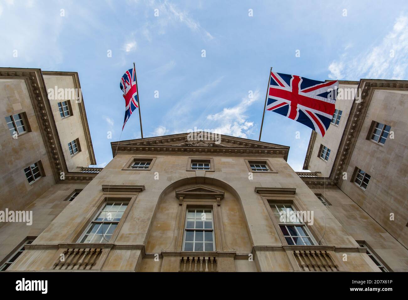 LONDON, VEREINIGTES KÖNIGREICH - 03. Juni 2017: Gebäude der Königlichen Pferdewache mit aufblickender Flagge. Stockfoto