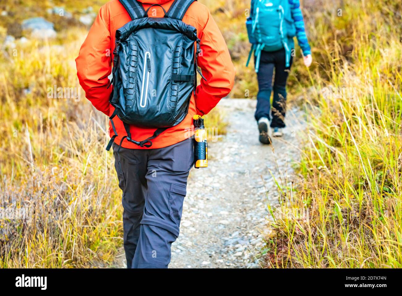 Bear Spray Selbstverteidigung auf Rucksacktouristen beim Wandern in nationalen befestigt parken Stockfoto