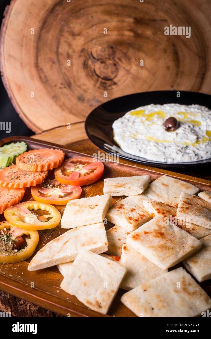 pitta Brot serviert mit einem Darm von tzatziki und frisch Gemüse Stockfoto