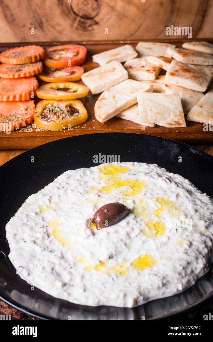 pitta Brot serviert mit einem Darm von tzatziki und frisch Gemüse Stockfoto