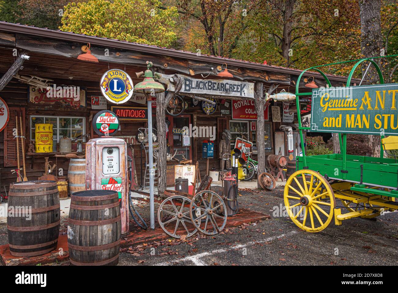 Black Bear Creek Antiques bietet ein einzigartiges Erlebnis für Antiquitäteneinkäufer in den Blue Ridge Mountains in Clayton, Georgia, entlang des Highway 76. (USA) Stockfoto