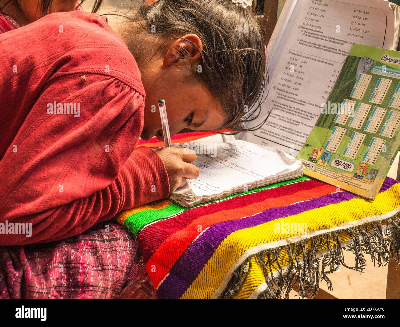 Guatemaltekisches Mädchen macht Hausaufgaben. Stockfoto