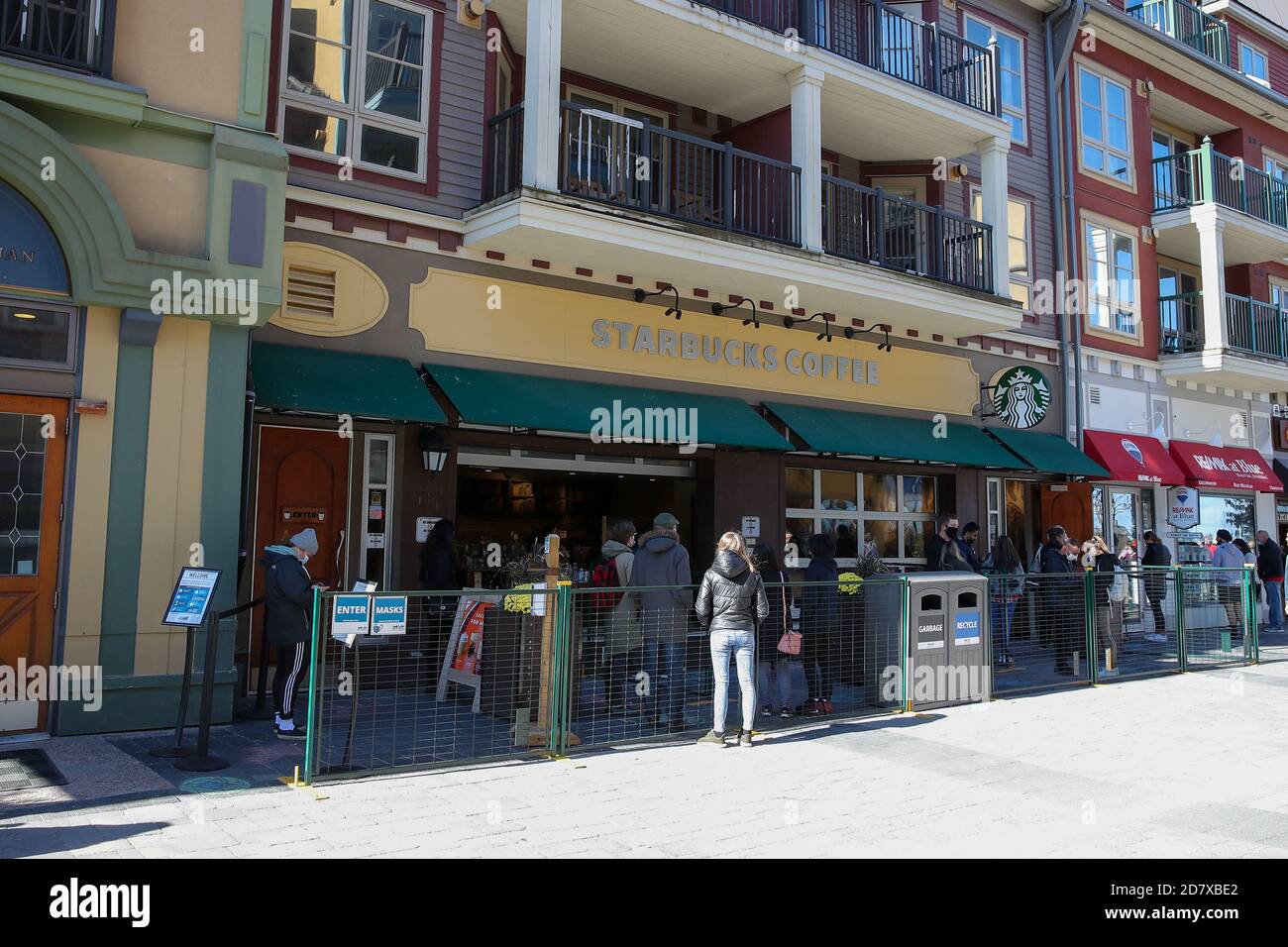 17. Oktober 2020 - Collinwood Ontario Kanada. Blue Mountain Village - Starbucks Coffee Vordereingang. Luke Durda/Alamy Stockfoto