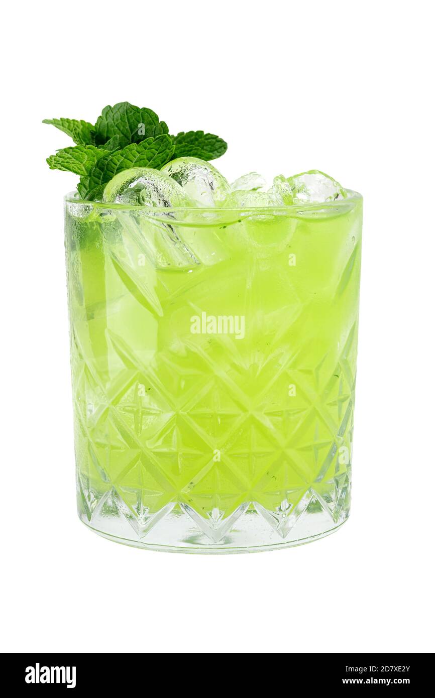 Thai und Estragon Limonade, Gin Basil Smash auf weißem Hintergrund Stockfoto