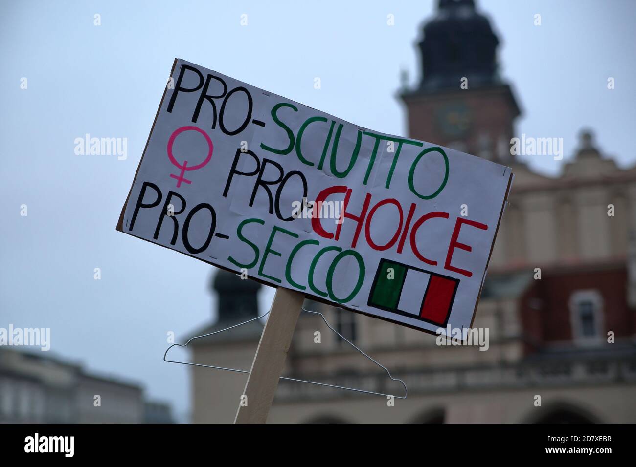 Banner mit buntem Pro-Choice-Abtreibungsmotto in italienischer Sprache mit weiblicher Hand während der Anti-Regierungs-Proteste in Krakau, Oktober 25 2020 Stockfoto
