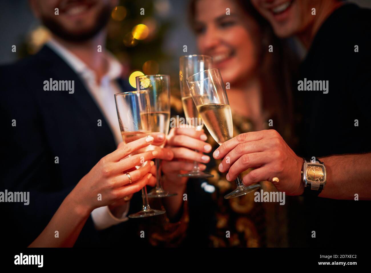 Zwei schöne junge Paare, die Spaß an Silvester haben Party Stockfoto