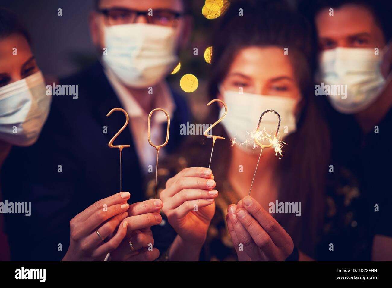 Zwei schöne junge Paare, die Spaß an Silvester haben Party Stockfoto