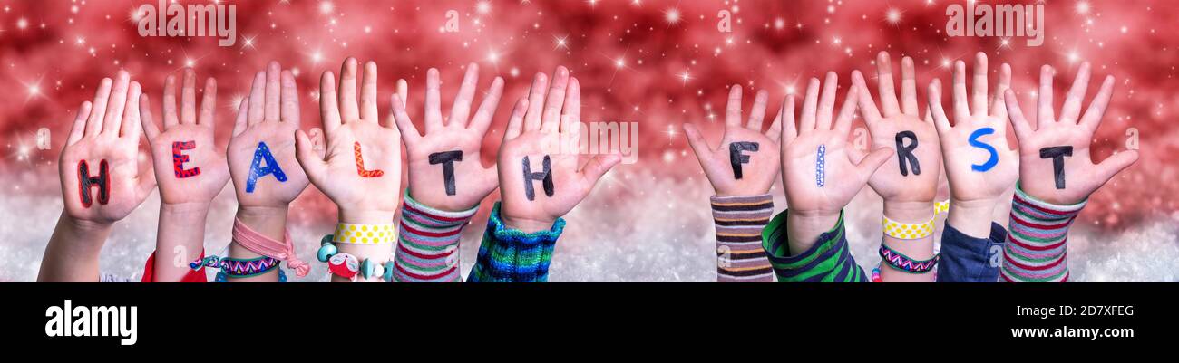 Kinder Hände Gebäude Wort Gesundheit Zuerst, Rote Weihnachten Hintergrund Stockfoto