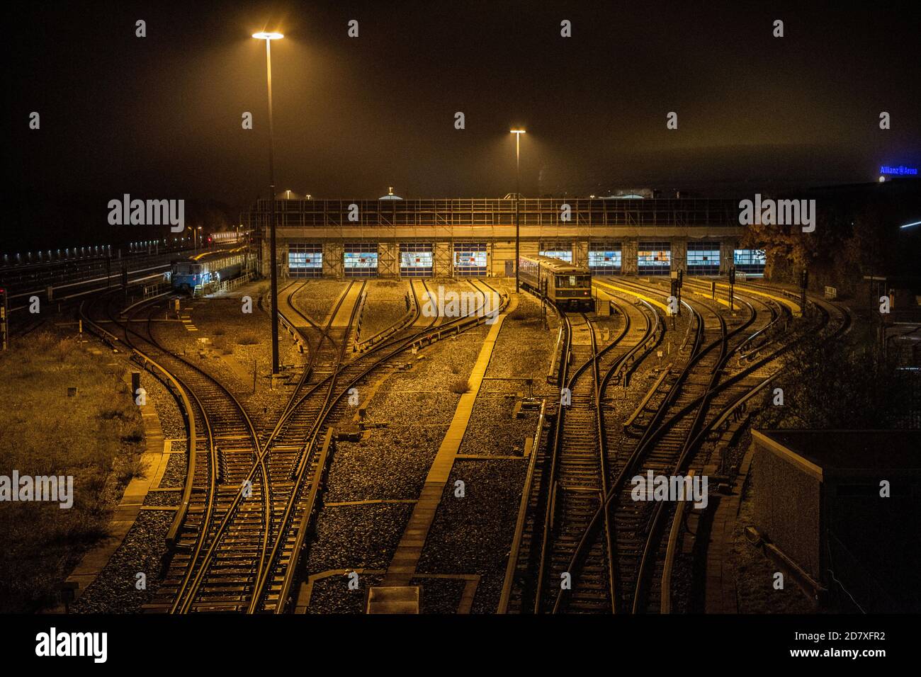 München, Deutschland. Oktober 2020. Blick auf die U-Bahnstation München Fröttmaning. Durch einen von der Gewerkschaft Verdi ausgerufenen Warnstreik im öffentlichen Nahverkehr kam es zum Stillstand großer Teile des öffentlichen Nahverkehrs in München. Quelle: Lino Mirgeler/dpa/Alamy Live News Stockfoto