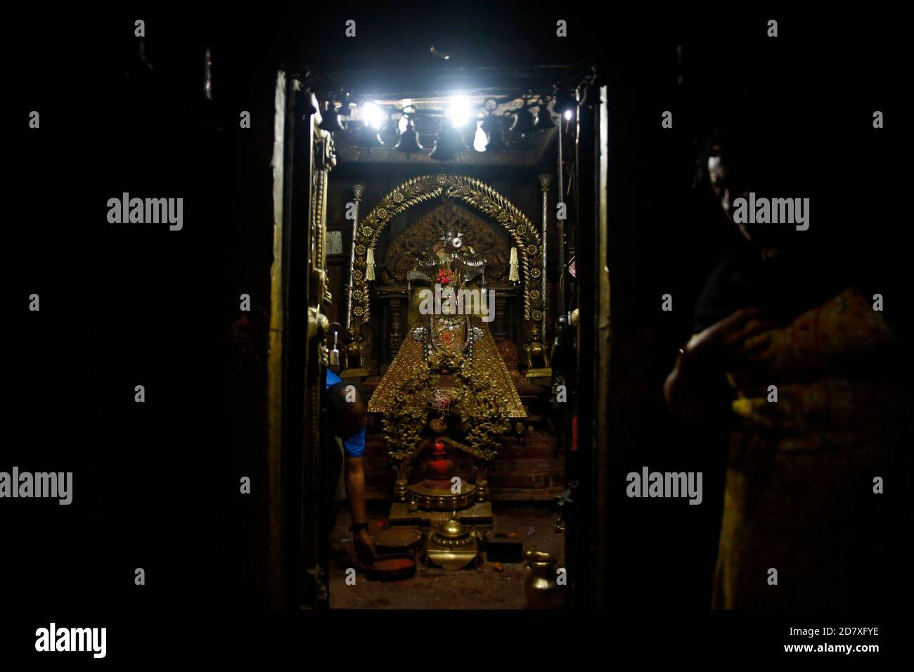 Lalitpur, Nepal. Oktober 2020. Ein Anhänger bieten Gebete im Tempel während einer Opferzeremonie zum Schutz vor bösen Geistern, eine 1000-jährige Tradition auf Nawami, dem neunten Tag des Dashain-Festivals in Lalitpur, Nepal am Sonntag, 25. Oktober 2020 statt. Kredit: Skanda Gautam/ZUMA Wire/Alamy Live Nachrichten Stockfoto