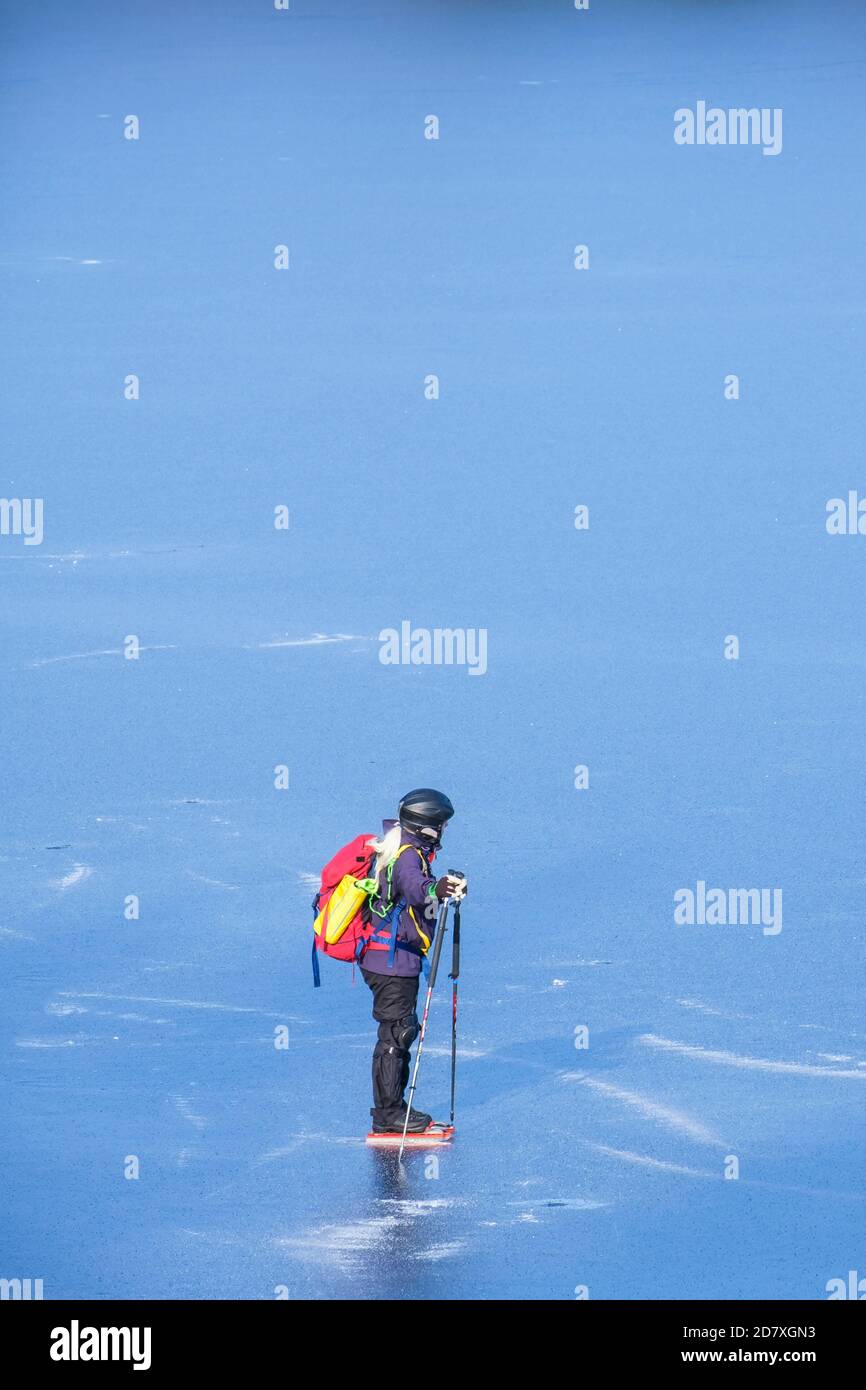 Tour Schlittschuhlauf einem gefrorenen See Stockfoto