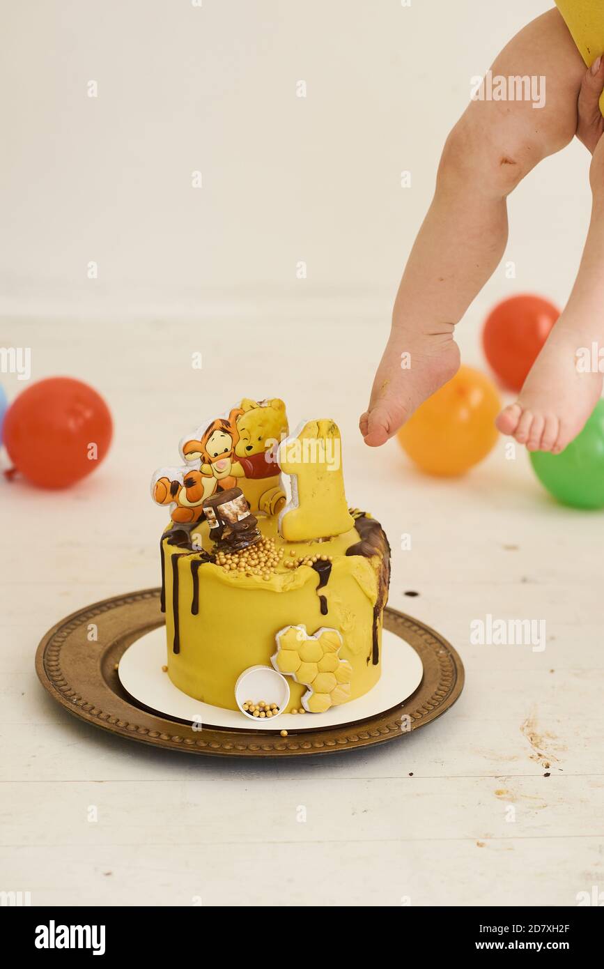 Porträt von niedlichen liebenswert kaukasischen Jungen feiert seinen ersten Geburtstag Mit Kuchen und Luftballons Stockfoto