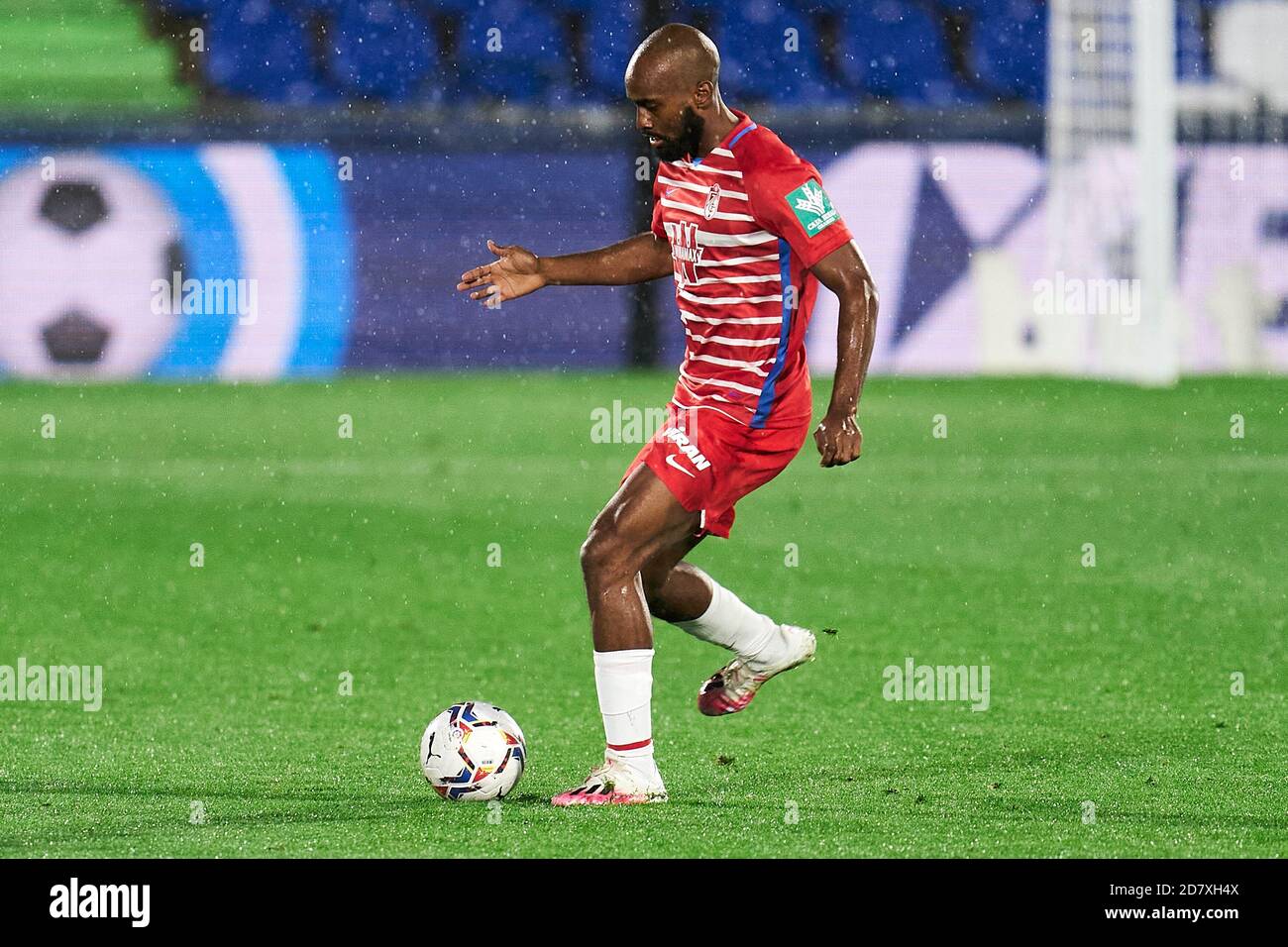 GETAFE, SPANIEN - OKTOBER 25: Dimitri Foulquier von Granada CF beim La Liga Santander Spiel zwischen Getafe CF und Granada CF im Coliseum Alfonso Perez am 25. Oktober 2020 in Getafe, Spanien. (Foto von Perez Meca/MB Media) Stockfoto