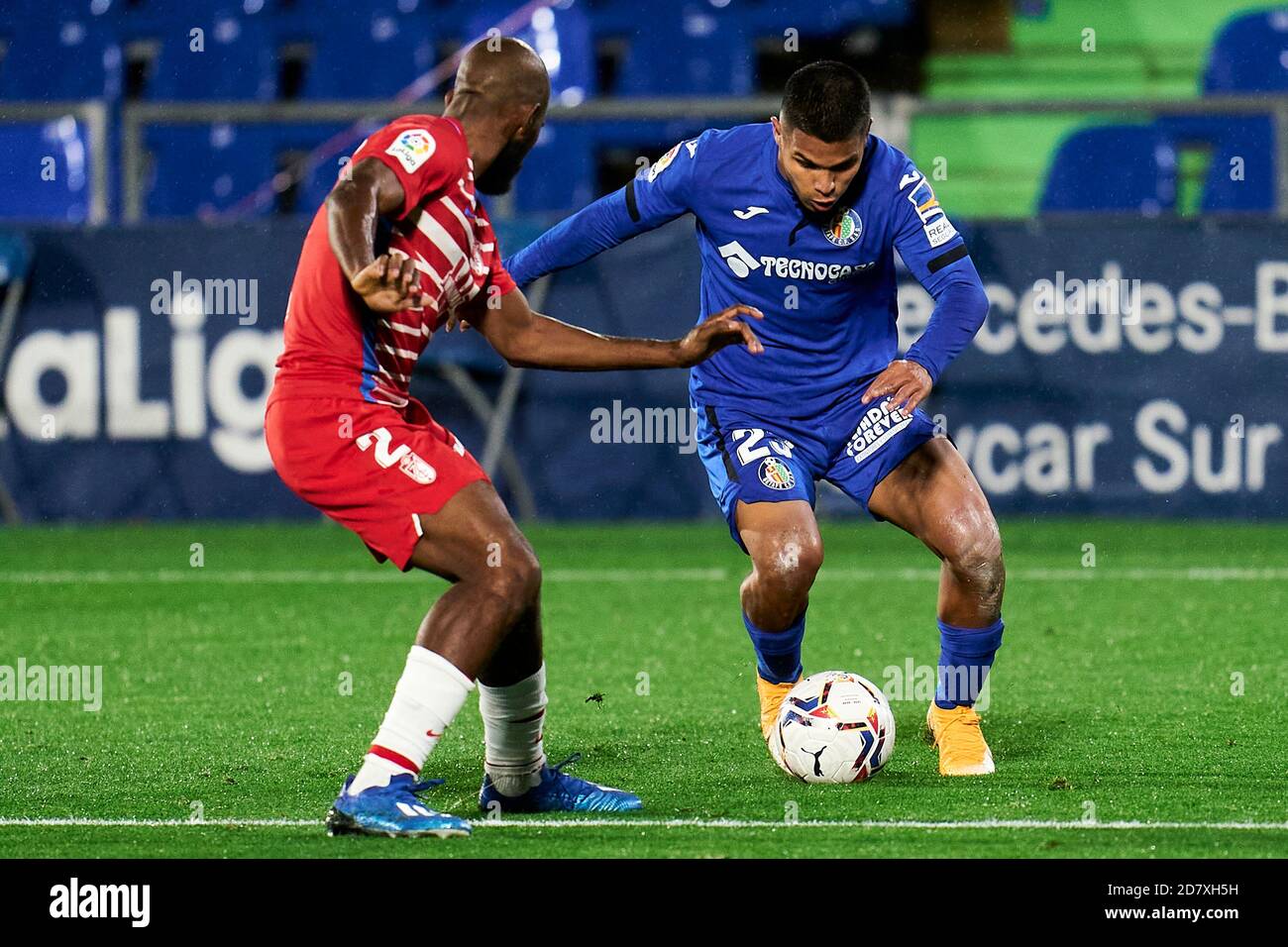 GETAFE, SPANIEN - 25. OKTOBER: Cucho Hernandez vom FC Getafe und Dimitri Foulquier von Granada CF beim La Liga Santander Spiel zwischen Getafe CF und Granada CF im Coliseum Alfonso Perez am 25. Oktober 2020 in Getafe, Spanien. (Foto von Perez Meca/MB Media) Stockfoto