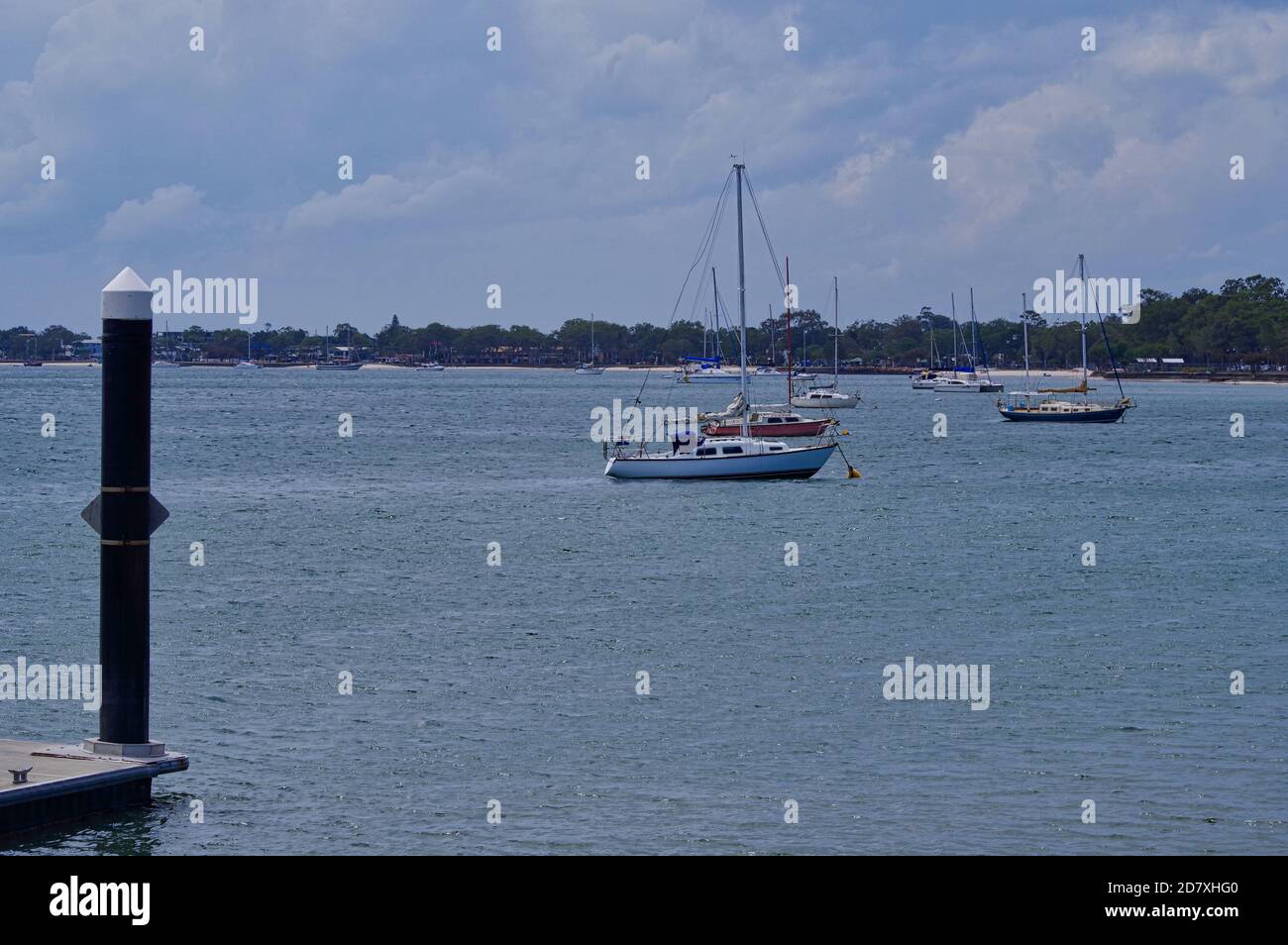 Segelboot vor Anker in Pumicestone Passage Bribie Island Stockfoto