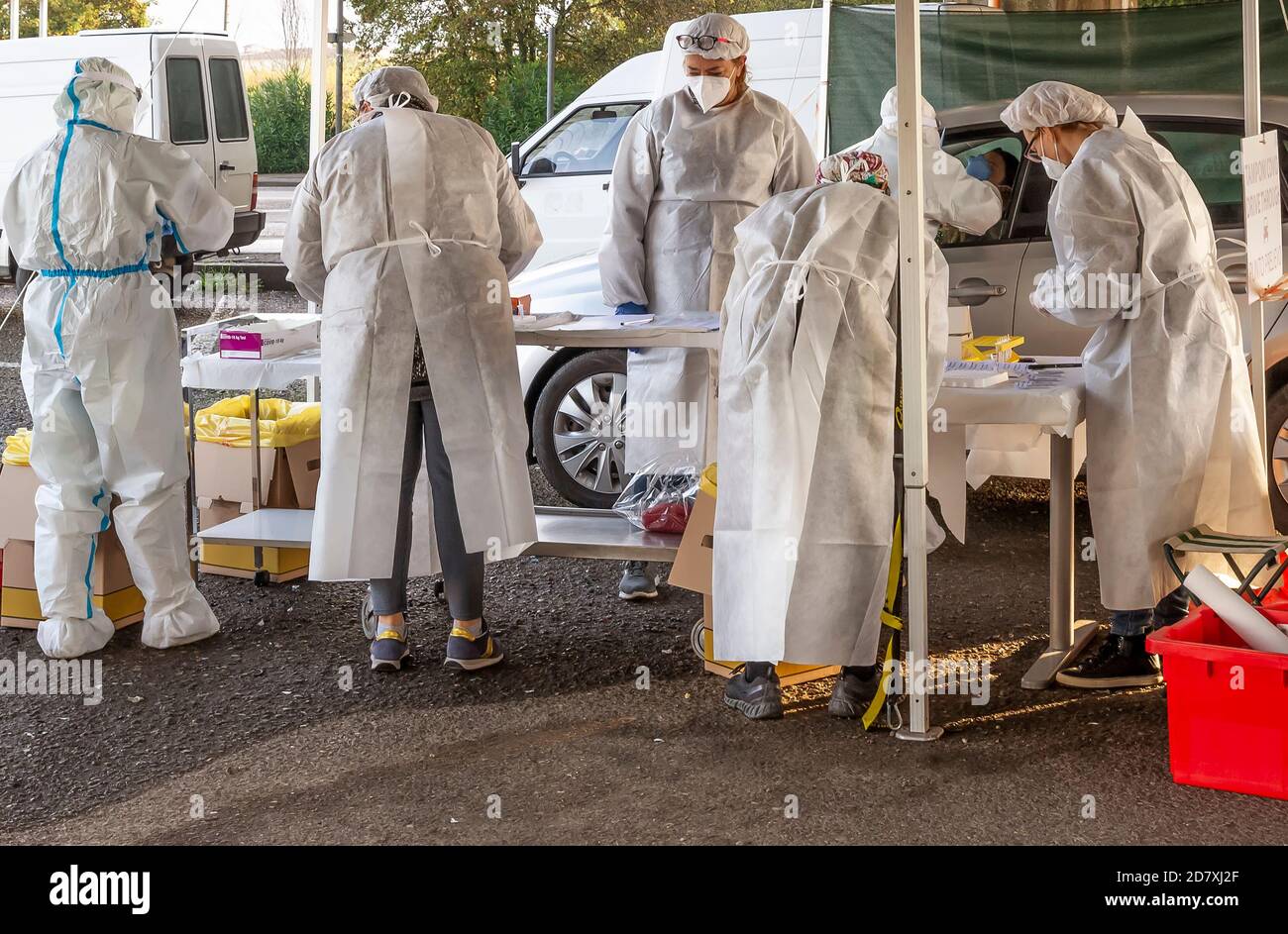 Eine Gruppe von Labortechnikern führt Schnelltests für covid-19 positive in einer Fahrt in Empoli, Florenz, Italien durch Stockfoto