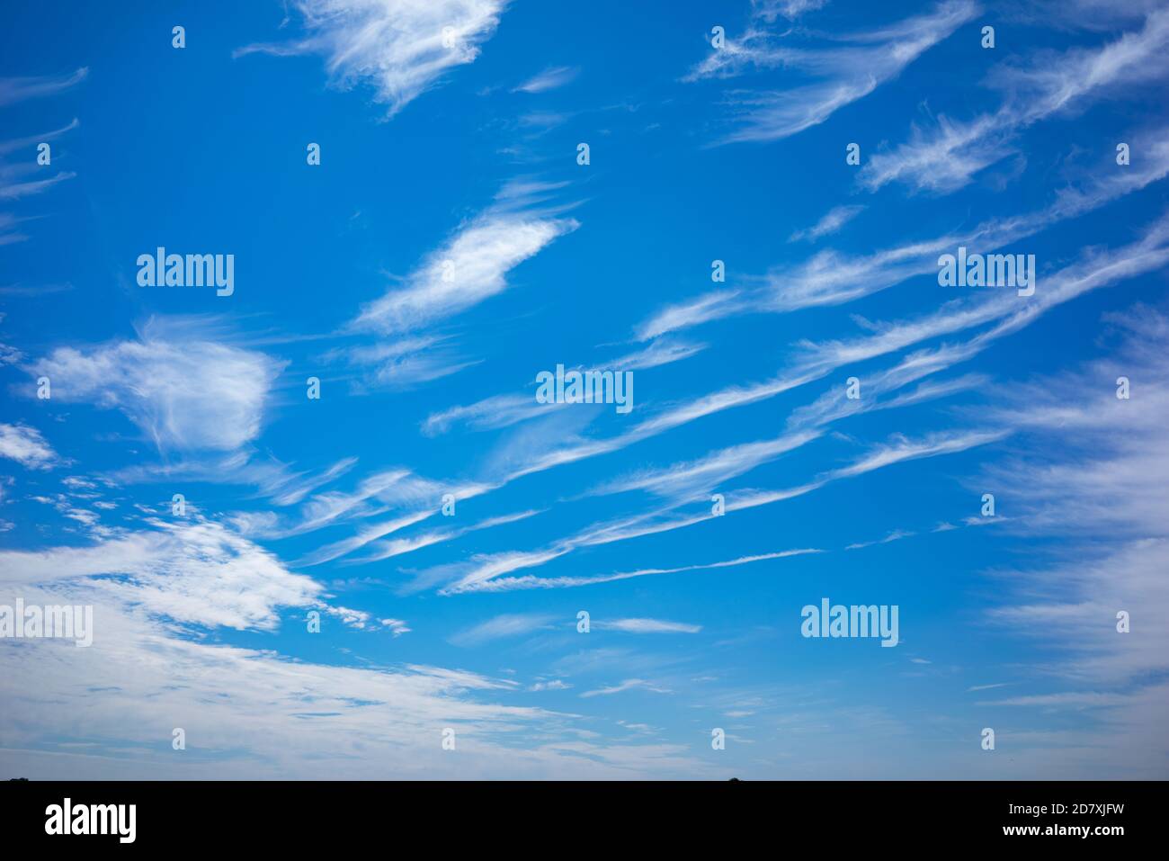 Sommer blauer Himmel mit weißen Wolken in großer Höhe. In der Meteorologie ist eine Wolke ein Aerosol, das aus einer sichtbaren Masse von winzigen flüssigen Tröpfchen besteht, gefroren Stockfoto