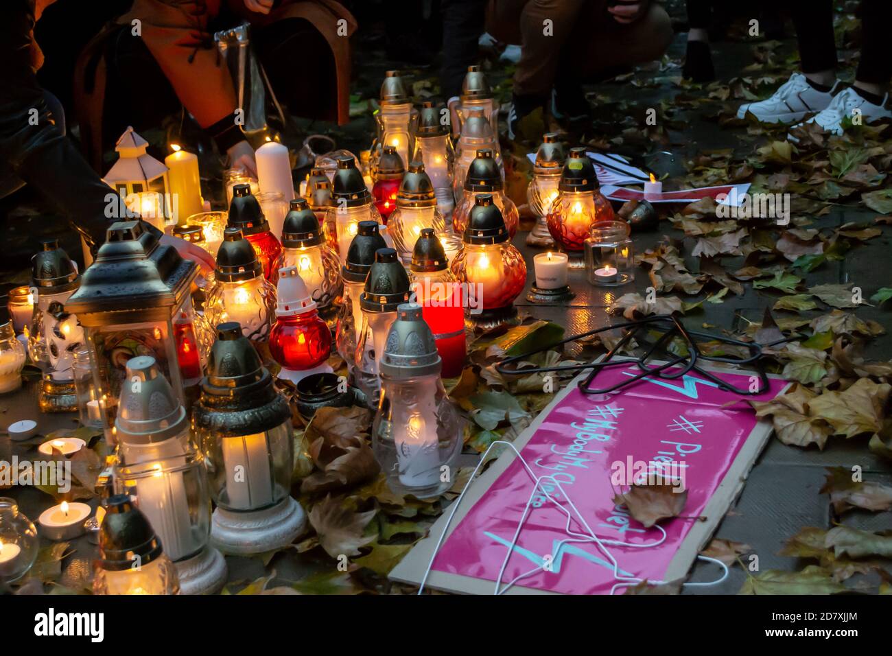 LONDON/ENGLAND - 24. Oktober 2020: Kerzen, Schilder und Kleiderbügel vor der polnischen Botschaft protestieren gegen neue Abtreibungsgesetze in Polen Stockfoto
