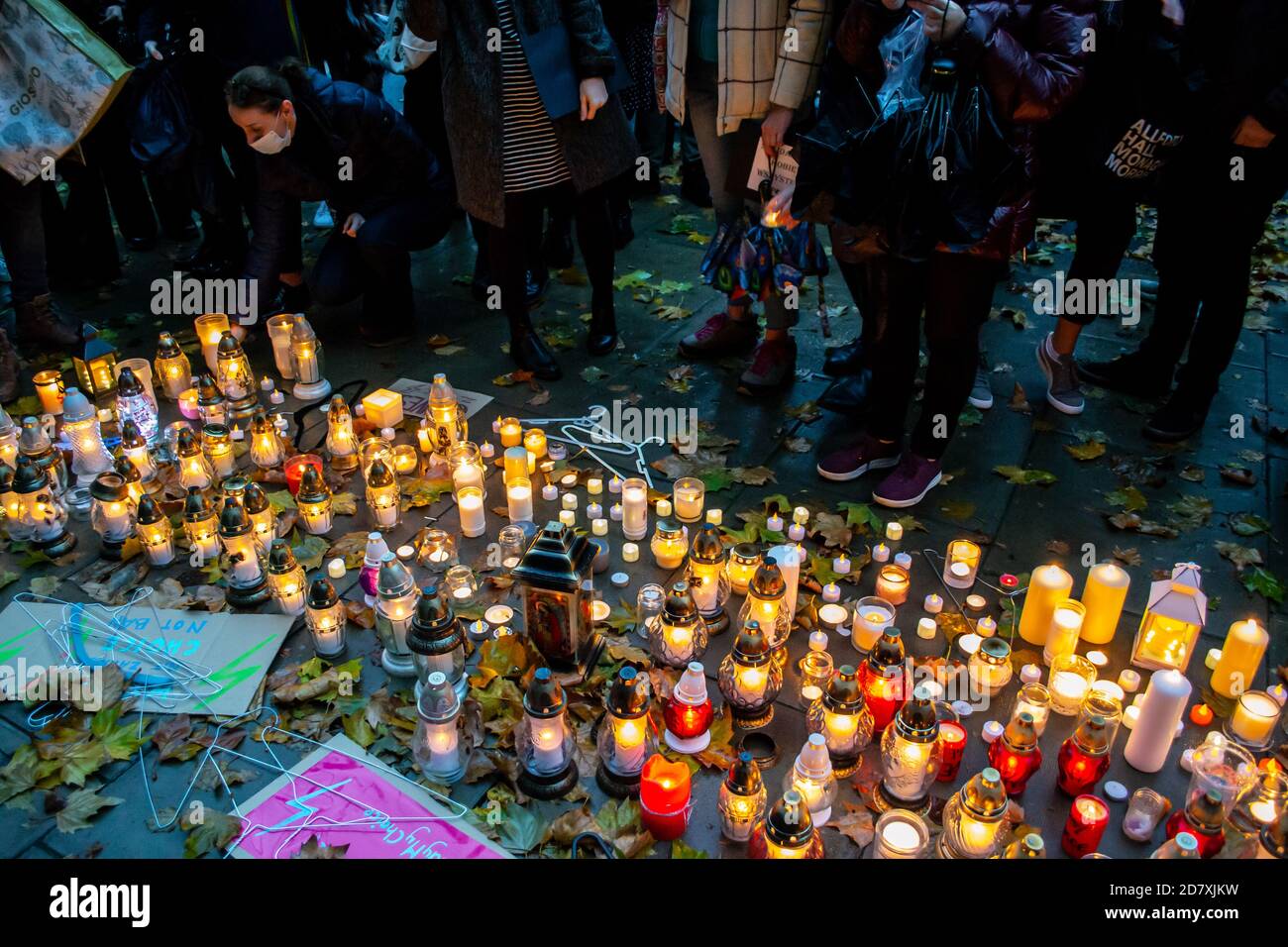LONDON/ENGLAND - 24. Oktober 2020: Kerzen, Schilder und Kleiderbügel vor der polnischen Botschaft protestieren gegen neue Abtreibungsgesetze in Polen Stockfoto