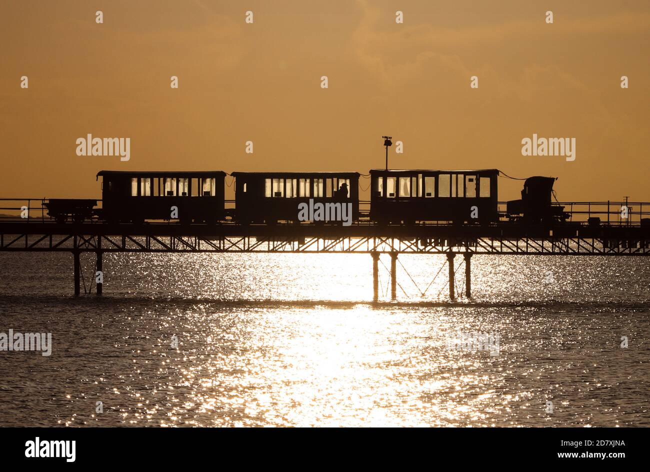 Hythe, Hampshire. Oktober 2020. Wetter in Großbritannien. Die Sonne geht an einem kalten, sonnigen Morgen an der Südküste hinter dem ältesten Pier der Welt auf dem Hythe Pier in Hampshire auf. Credit Stuart Martin/Alamy Live News Stockfoto