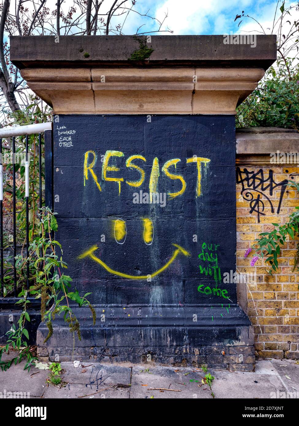 Resist: Street Graffiti auf einer Brücke über den Regents Canal in Camden Town Stockfoto