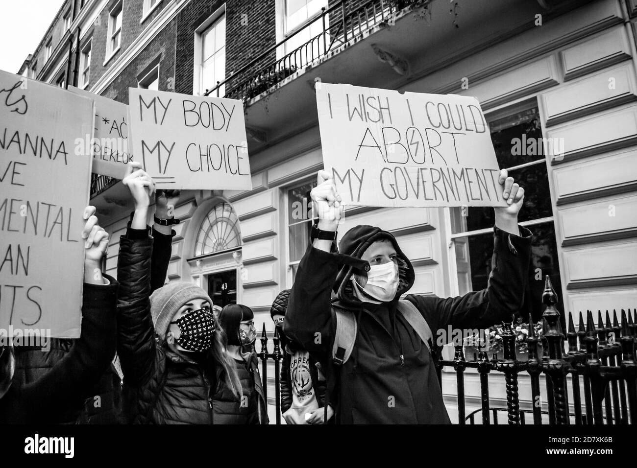 LONDON/ENGLAND- 24. Oktober 2020: Protestierende vor der Botschaft der Republik Polen protestieren gegen das neue Abtreibungsverbot in Polen Stockfoto